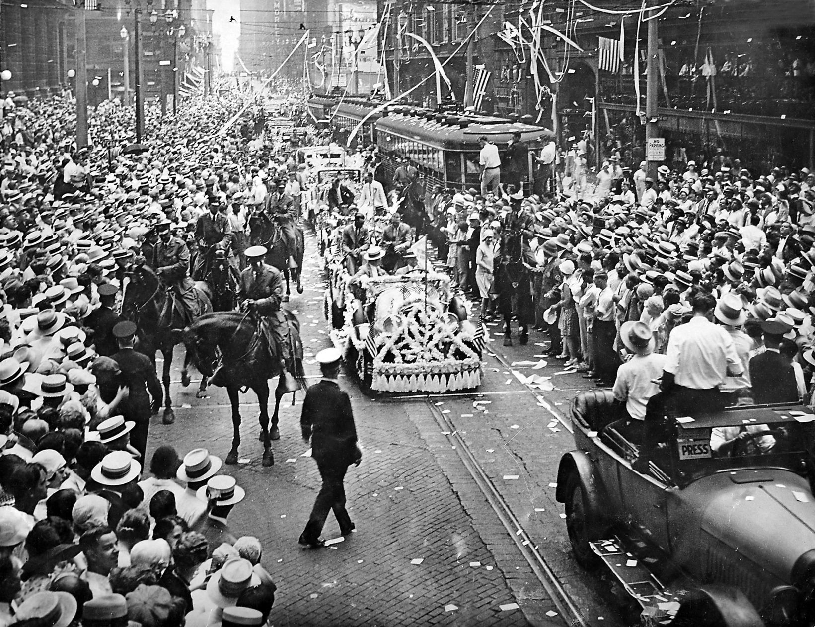 1929: Pilots parade